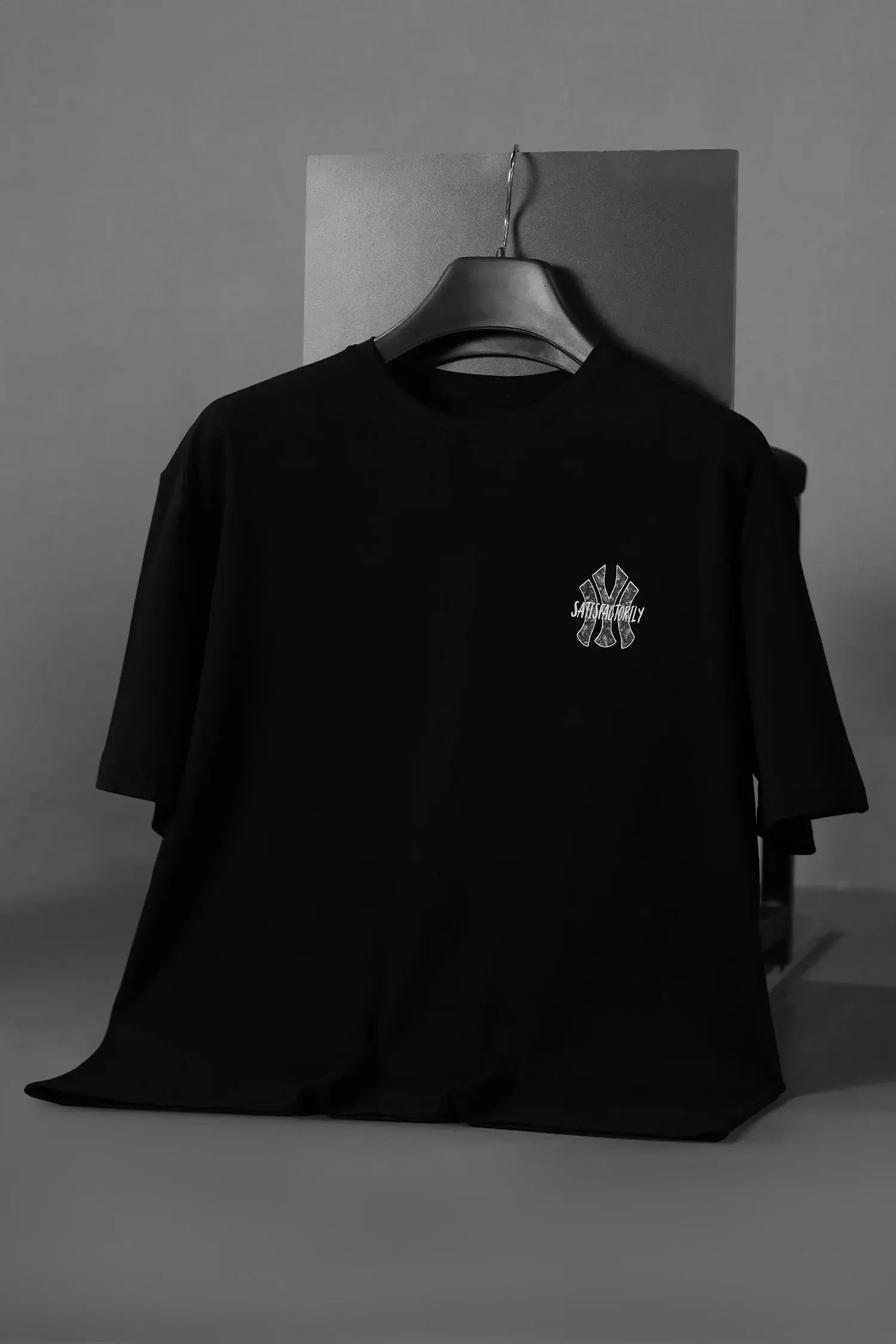 New Era Satisfactorily Graphic Oversize Men's Tee WEARO